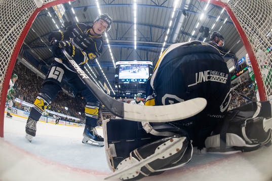 HV71s Oscar Fisker Molgaard och målvakt Joni Ortio