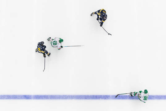 HV71s Mikael Seppälä mot Rögles Rodrigo Abols och Adam