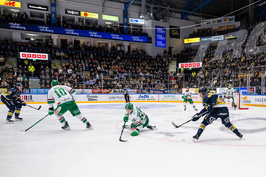 Rögles Adam Engström och HV71s André Petersson