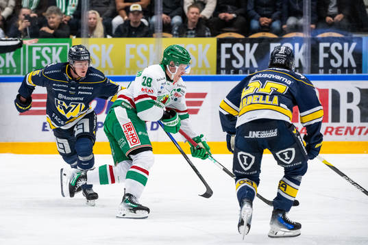HV71s Victor Sjöholm och Robert Nardella mot Rögles Anton