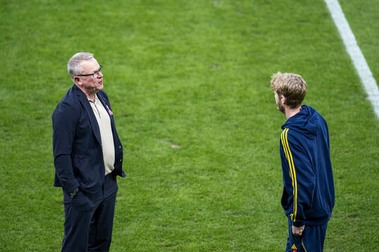 Head coach Janne Andersson and Filip Helander of Sweden