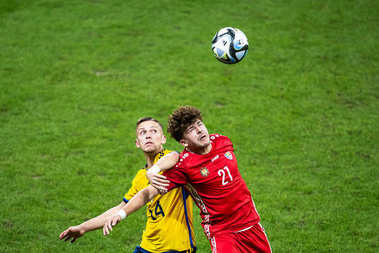 Jesper Karlsson of Sweden and Ioan-Calin Revenco of Moldova