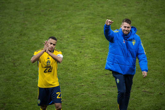 Robin Quaison and goalkeeper Kristoffer Nordfeldt of Sweden