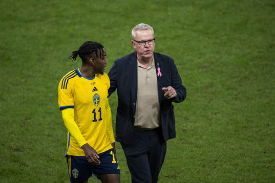 Anthony Elanga and Head coach Janne Andersson  of Sweden