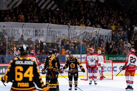 Banderroll med texten Sorgen har inga färger - vila i frid