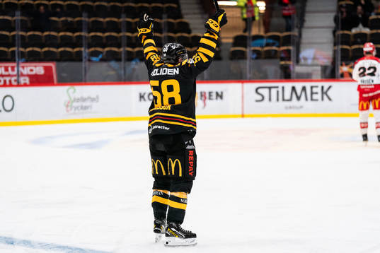 Skellefteås Oskar Nilsson jublar