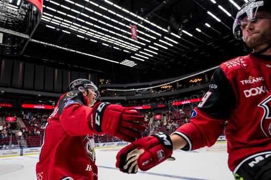 Malmö Redhawks William Von Barnekow och Kim Rosdahl jublar