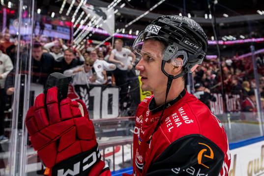 Malmö Redhawks Adam Ollas Mattsson jublar