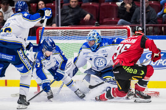 Malmö Redhawks Lukas Wernblom och Leksands målvakt Filip