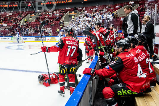 Malmö Redhawks Christoffer Forsberg ligger skadad på isen