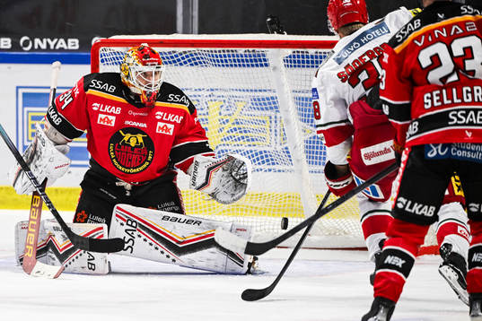 MoDos David Rundblad (ej i bild) gör 0-1 bakom Luleås
