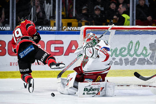 Luleås Mario Kempe och MoDos målvakt Olle Eriksson Ek