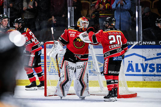 Luleås målvakt Joel Lassinantti och Jack Connolly jublar