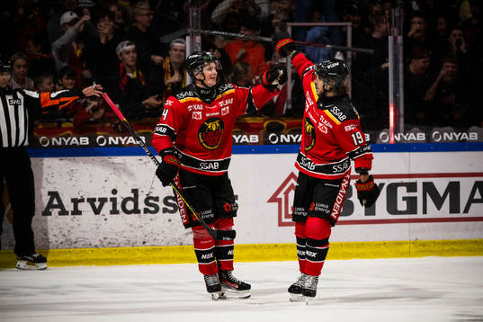 Luleås Jonas Berglund och Mario Kempe jublar