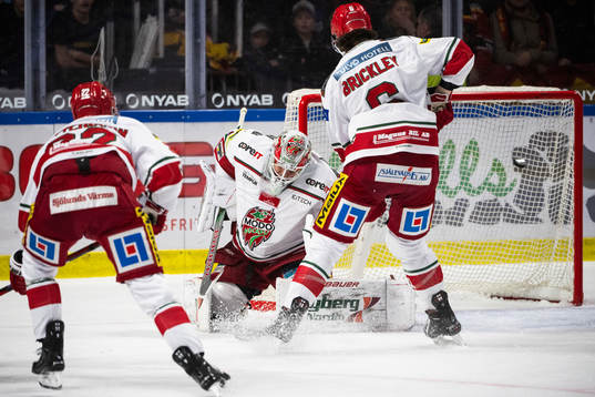 Luleås Marcus Hardegård (ej i bild) gör 1-1 bakom MoDos