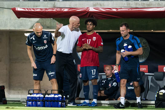 Head coach Ståle Solbakken and Oscar Bobb of Norway