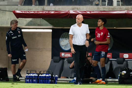 Head coach Ståle Solbakken and Oscar Bobb of Norway