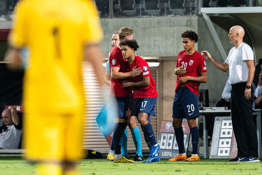 Oscar Bobb, Antonio Nusa and Ståle Solbakken, head coach