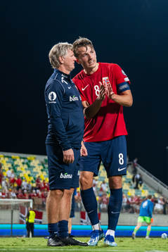 Kent Bergersen, assistant coach, and Sander Berge of Norway