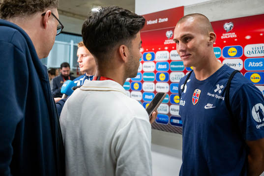Leo Østigård of Norway talks to Adrian Richvoldsen,