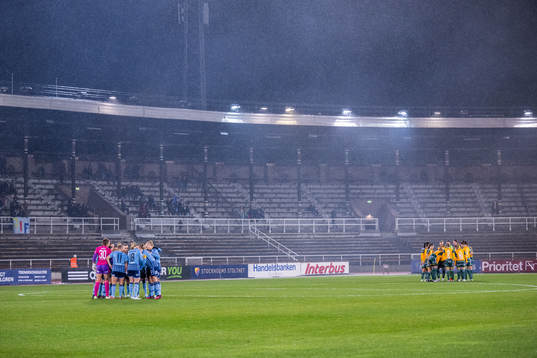 Djurgårdens och IFK Norrköpings spelare samlas