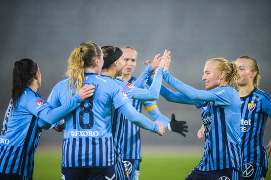 Djurgårdens Lova Lundin jublar ed lagkamrater