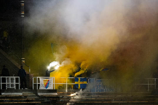Djurgårdens supportrar med bengaler