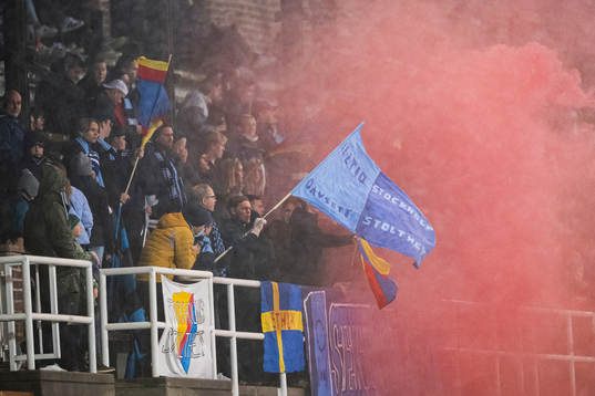 Djurgårdens supportrar med bengaler