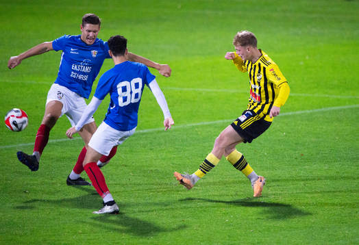 IFK Hässleholms Max Eriksson skjuter i matchen i div. 2