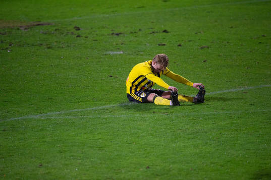 IFK Hässleholms Victor Holmberg stretchar i matchen i div.
