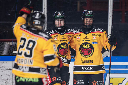 Luleås Petra Nieminen jublar med lagkamrater