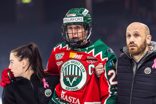 Frölundas Hanna Olsson får hjälp av isen