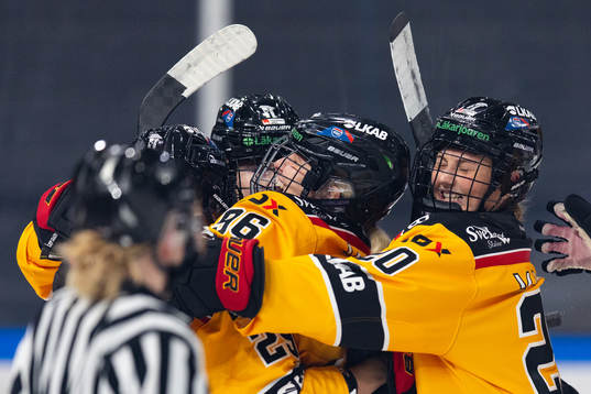 Luleås Emma Nordin jublar med lagkamrater