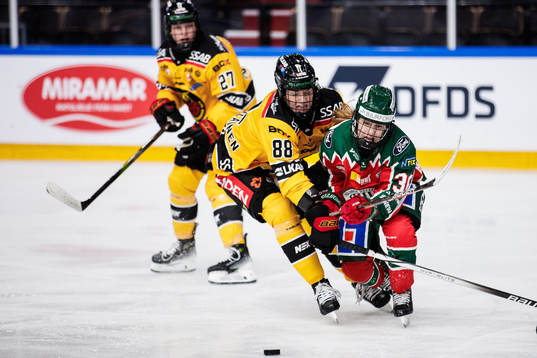 Luleås Ronja Savolainen och Frölundas Emilia Bergeby