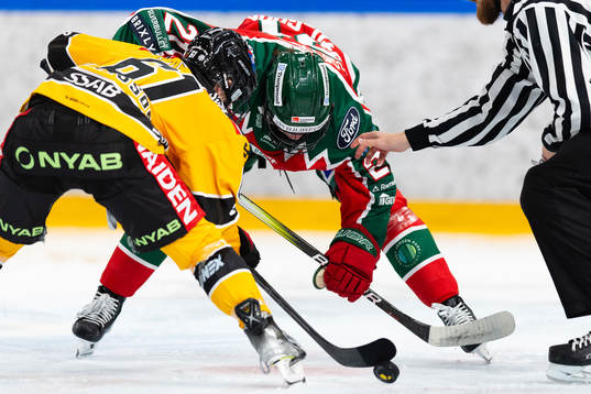 Luleås Lisa Johansson tekar mot Frölundas Sarah-Eve