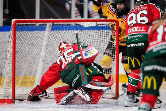 Frölundas målvakt Stephanie Neatby släpper in 1-3