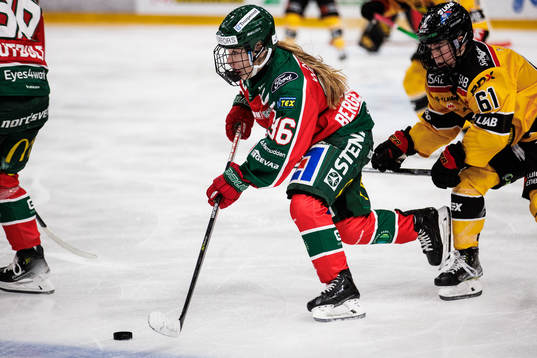 Frölundas Emilia Bergeby Hallbeck och Luleås Lisa