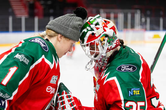 Frölundas målvakt Maja Helge och målvakt Stephanie Neatby