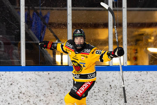 Luleås Ronja Savolainen jublar