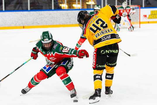Frölundas Jennifer Carlsson och Luleås Viivi Vainikka