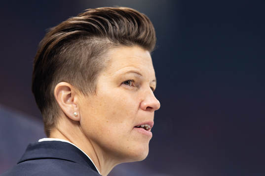 Frölundas tränare Erika Holst innan ishockeymatchen i