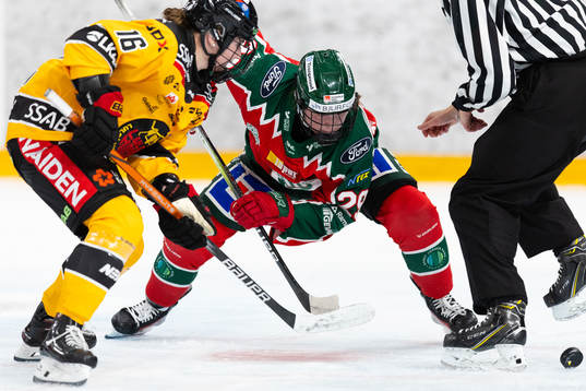 Luleås Petra Nieminen tekar mot Frölundas Felizia