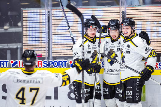 AIKs Oscar Öhman jublar med lagkamrater
