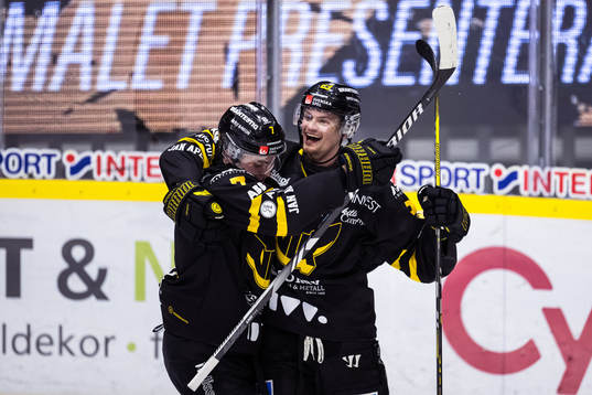 Västerås IKs Hannes Hellberg och Adam Hofbauer jublar