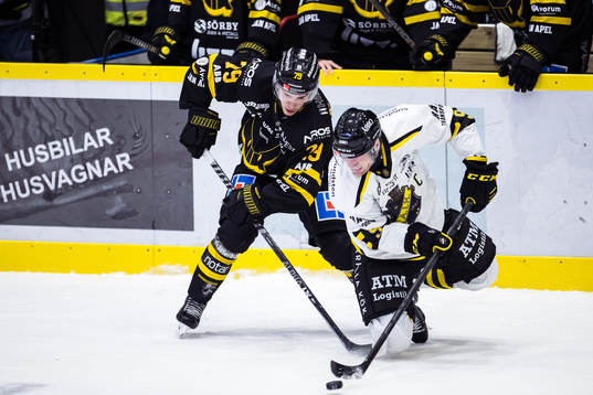 Västerås IKs Eric Engstrand och AIKs Richard Gynge
