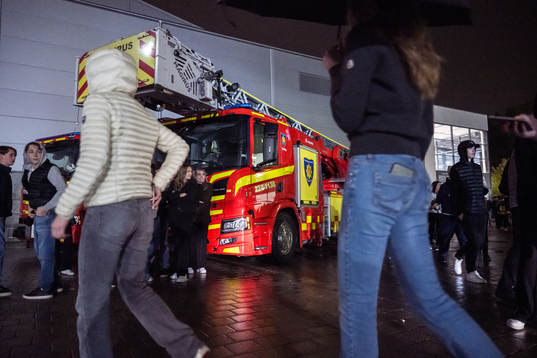 En brandbil utanför arenan