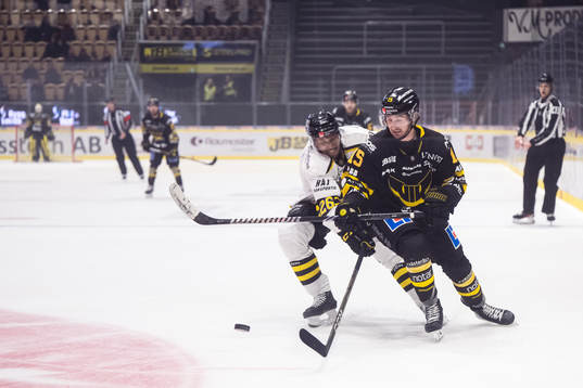 AIKs Oscar Nord och Västerås IKs Jared Dmytriw