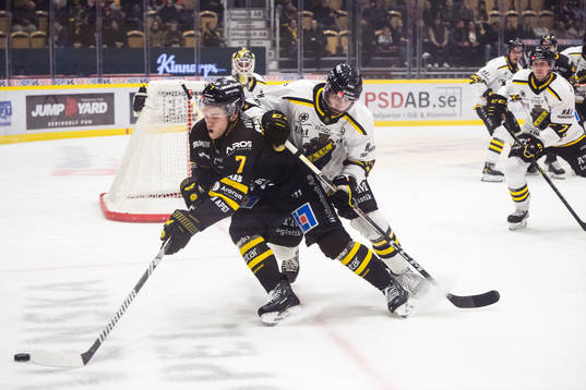 Västerås IKs Hannes Hellberg och AIKs Kristoff Kontos