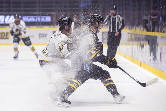 AIKs Gerry Fitzgerald och Västerås IKs Jared Dmytriw