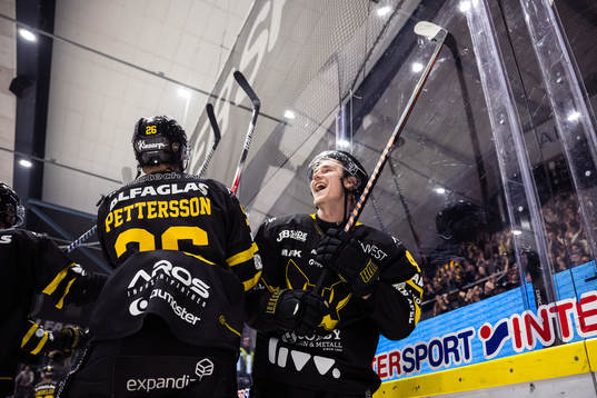 Västerås IKs Isak Skedung jublar